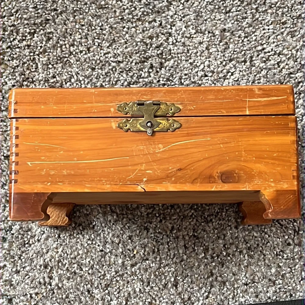 🎀 Cedar jewelry box - vintage with cameo sticker